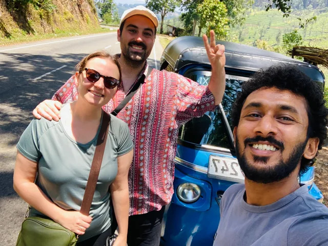 Un moment partagé près d’un tuk-tuk bleu au Sri Lanka